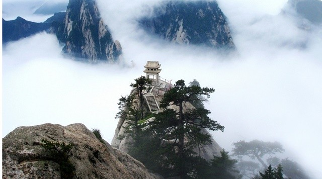 Theo "Sơn Hải Kinh" và sử sách cổ, Côn Lôn là một cột trụ khổng lồ nối liền trời đất, nơi cư ngụ của các vị thần.