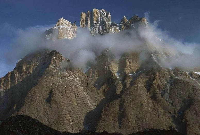 Ngọn núi này gắn liền với Tây Vương Mẫu, thần thoại Bàn Đào và được coi là long mạch tổ tiên của Trung Quốc.