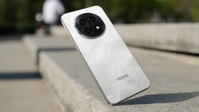 Màn hình 6,67 inch 120 Hz, camera 50 MP và pin 5,800 mAh cùng sạc nhanh 45 W mang lại trải nghiệm ấn tượng trong phân khúc tầm trung.(Ảnh: XTmobile)