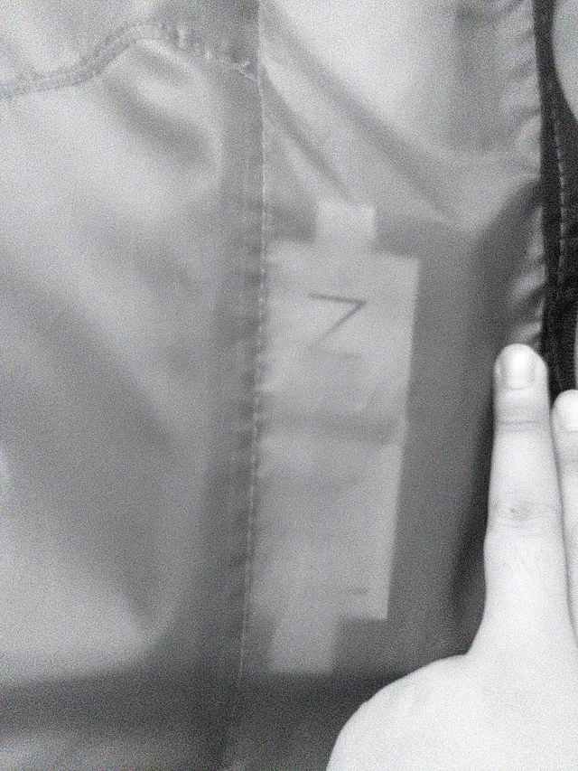 Một số vật thể như túi đen, áo phông xám cũng có thể bị nhìn xuyên qua.(Ảnh: Đời sống Pháp luật)