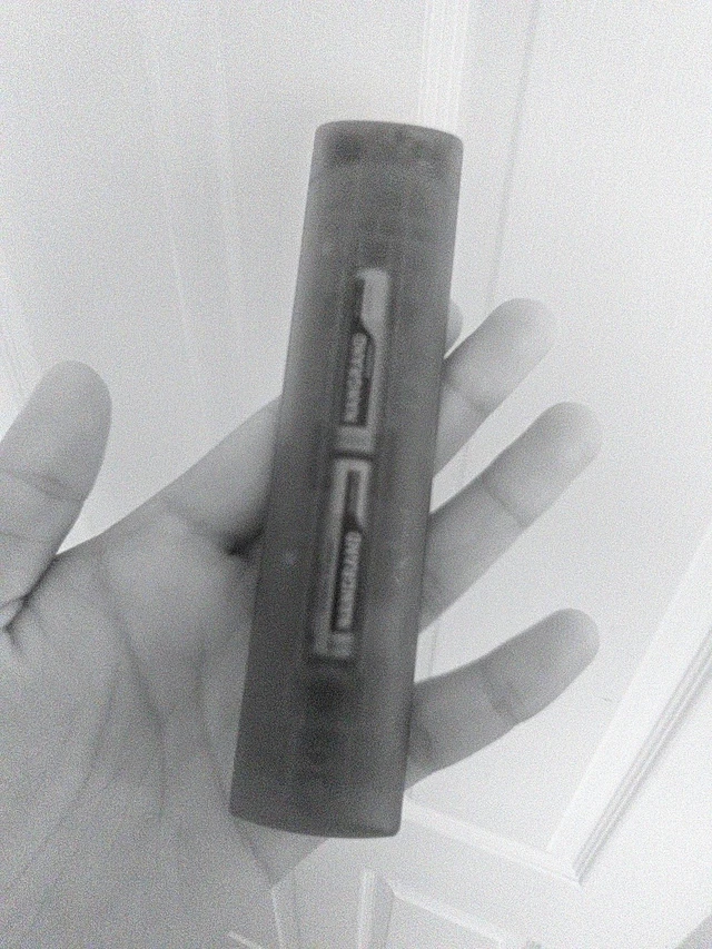 Cảm biến chiều sâu của máy hiển thị hình ảnh đơn sắc và có thể thấy bên trong điều khiển TV. (Ảnh: Đời sống Pháp luật)