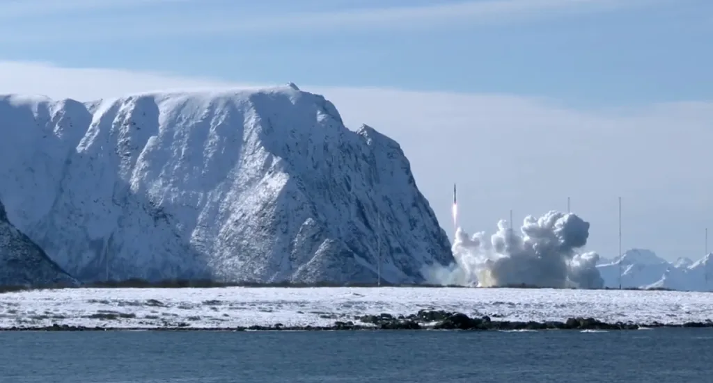 Chỉ 18 giây sau khi rời bệ phóng, tên lửa mất kiểm soát, lộn nhào trên không trung trước khi lao xuống đất.(Ảnh: spacenews)