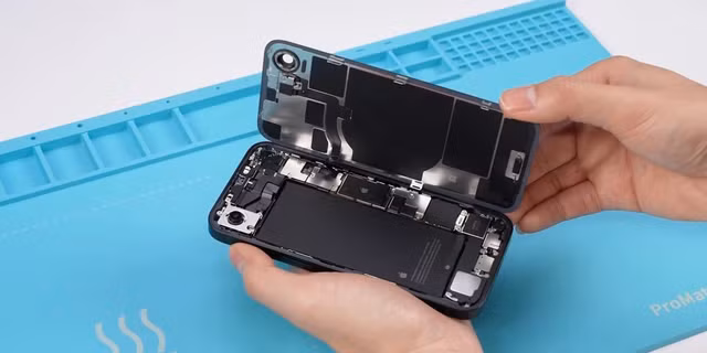 Viên pin của iPhone 16e có dung lượng lớn hơn 20% so với iPhone 15, mang lại thời gian sử dụng lâu hơn đáng kể. (Ảnh: Thanh niên Việt)