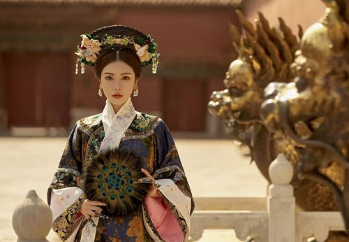 Sau khi bà qua đời ở tuổi 56, hoàng đế Ung Chính đã ban tặng áo long bào đính ngọc trai để tôn vinh bà. (Ảnh: Dân việt)
