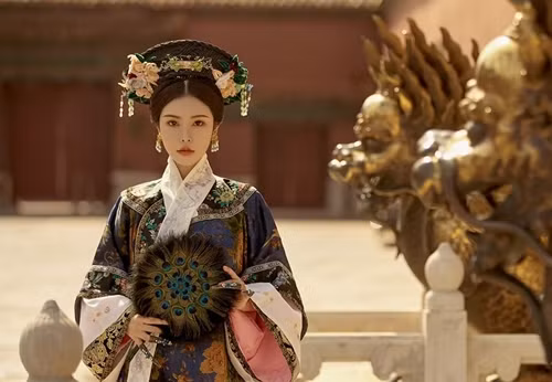 Sau khi bà qua đời ở tuổi 56, hoàng đế Ung Chính đã ban tặng áo long bào đính ngọc trai để tôn vinh bà. (Ảnh: Dân việt)