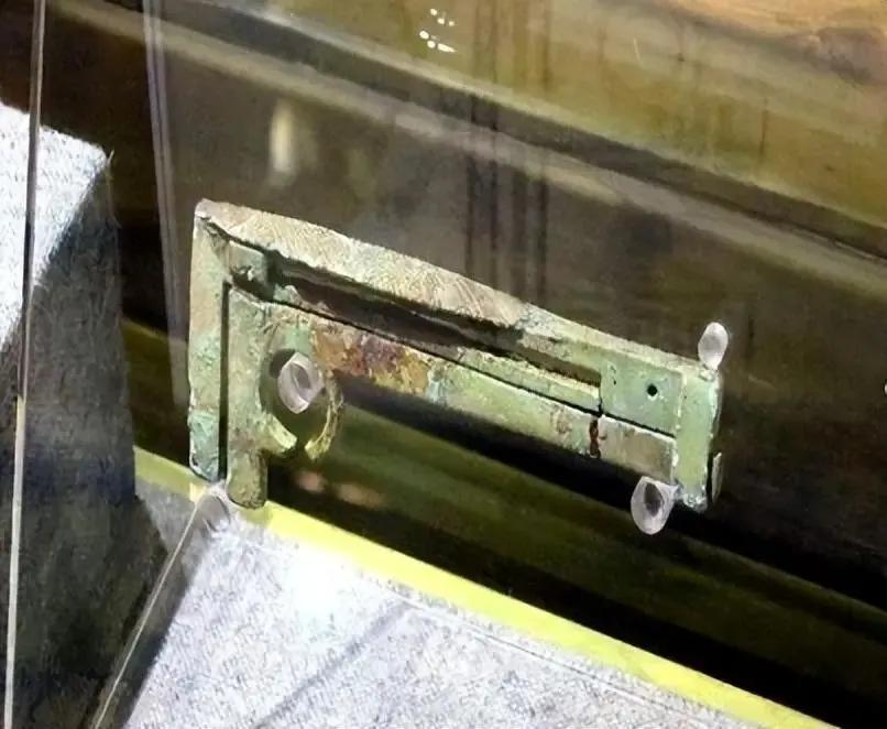 Một trong những phát minh đáng chú ý của Vương Mãng là chiếc thước kẹp bằng đồng, có hình dáng và độ chính xác tương tự thước kẹp hiện đại.(Ảnh:wenxiaobai)