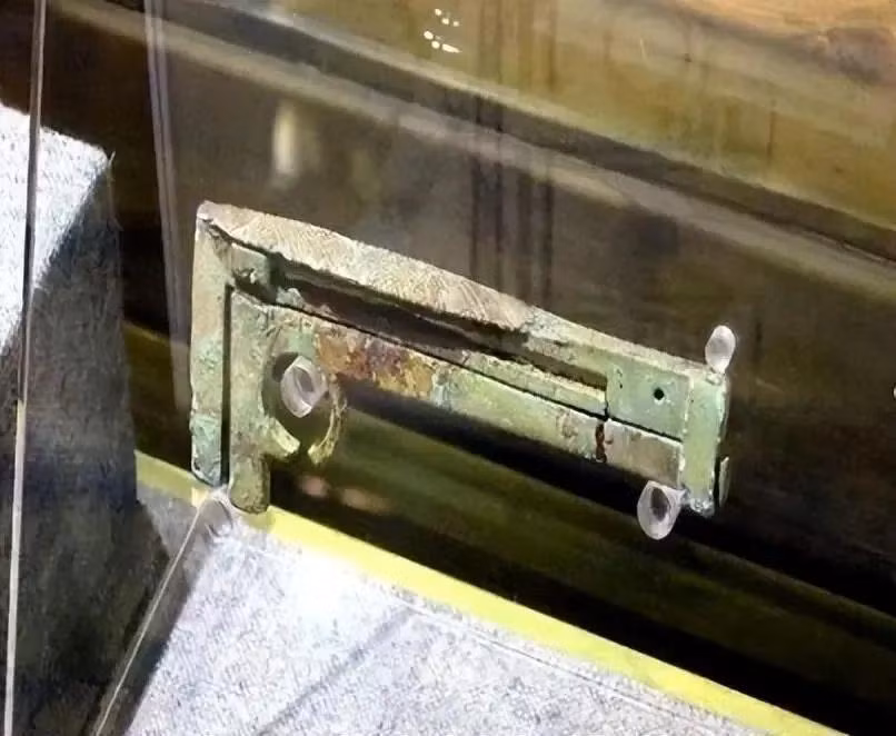 Một trong những phát minh đáng chú ý của Vương Mãng là chiếc thước kẹp bằng đồng, có hình dáng và độ chính xác tương tự thước kẹp hiện đại.(Ảnh:wenxiaobai)