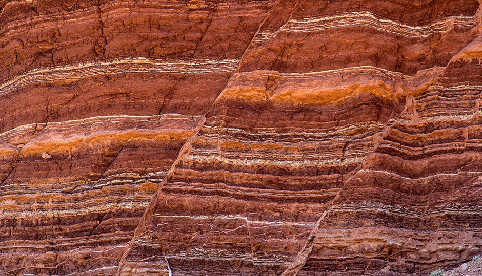 Đá quặng trầm tích thường được hình thành qua hàng triệu năm, với màu sắc và hình dáng độc đáo, khiến chúng trở thành báu vật được giới nhà giàu săn đón.(Ảnh: Creation Ministries International)