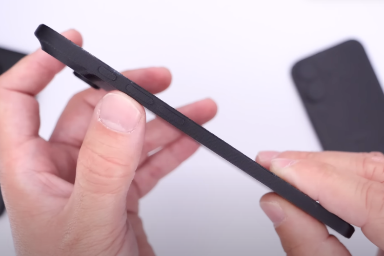 Mark Gurman từ Bloomberg nghi ngờ tính xác thực của các hình ảnh rò rỉ, trong khi một số nguồn tin khác khẳng định thiết kế này là thật. (Ảnh: theverge)