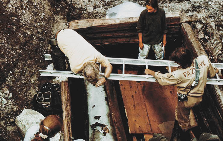 Ngôi mộ chứa một quan tài bằng gỗ thông, hai chiếc bàn nhỏ với thịt ngựa, cừu, sữa chua, cùng sáu con ngựa bị hiến tế, tất cả đều quay đầu về hướng Đông.(Ảnh: Orange Traveler)