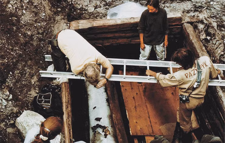 Ngôi mộ chứa một quan tài bằng gỗ thông, hai chiếc bàn nhỏ với thịt ngựa, cừu, sữa chua, cùng sáu con ngựa bị hiến tế, tất cả đều quay đầu về hướng Đông.(Ảnh: Orange Traveler)