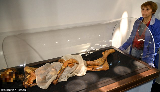 Xuất thân của "Tiên nữ băng" gây tranh cãi, ban đầu được cho là công chúa nhưng sau đó nhiều bằng chứng cho thấy cô có thể là một pháp sư hoặc thầy cúng.(Ảnh: Daily Mail)