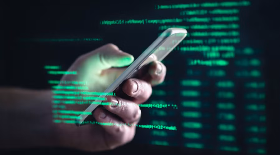 Đến tối cùng ngày, cô phát hiện điện thoại tự động đăng nhập ứng dụng ngân hàng, nhận nhiều tin nhắn OTP và thông báo vay tín chấp thành công.(Ảnh: Telegraph India)