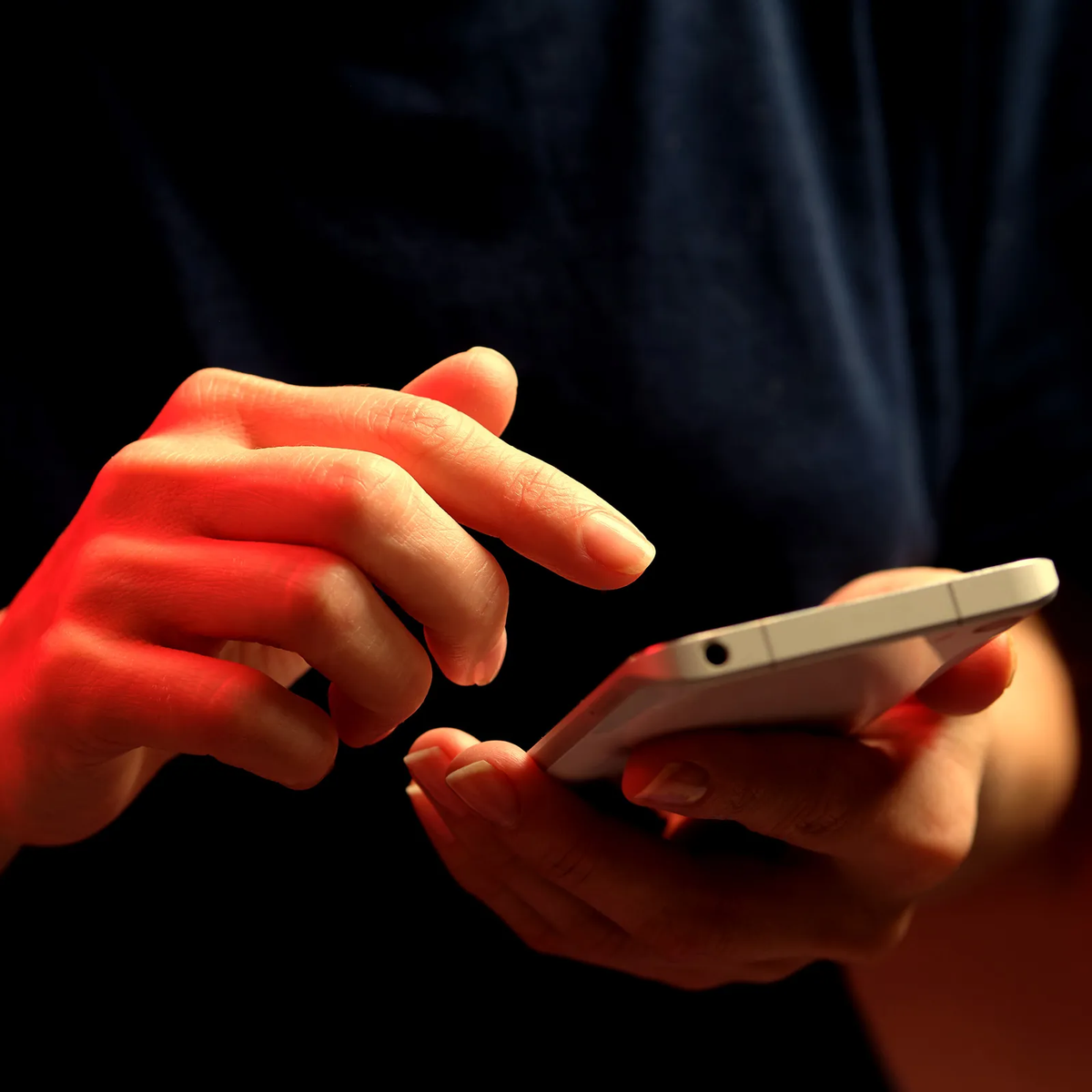 Cô Chang nhận cuộc gọi giả mạo từ kẻ lừa đảo tự xưng là đại diện dịch vụ khách hàng bảo hiểm, thông báo tài khoản bảo hiểm của cô có vấn đề cần giải quyết ngay.(Ảnh: WIRED)