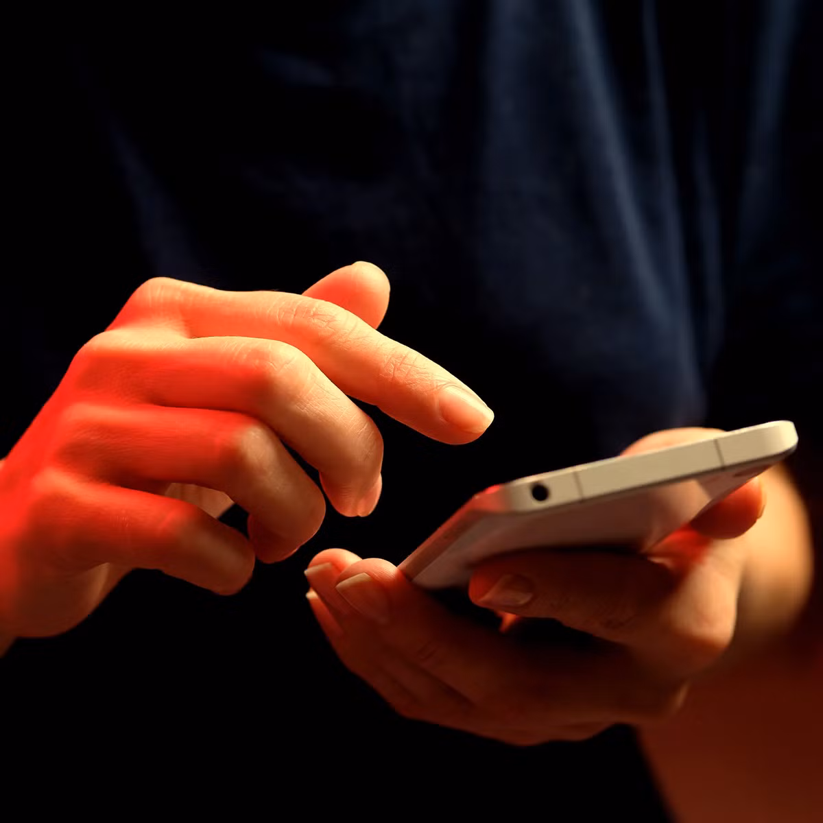 Cô Chang nhận cuộc gọi giả mạo từ kẻ lừa đảo tự xưng là đại diện dịch vụ khách hàng bảo hiểm, thông báo tài khoản bảo hiểm của cô có vấn đề cần giải quyết ngay.(Ảnh: WIRED)