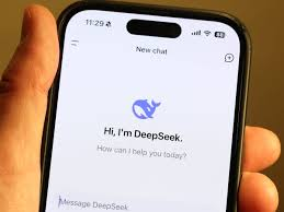 Chiến lược miễn phí của DeepSeek có thể tạo ra một hệ sinh thái AI phổ biến giống như cách Android đã thống trị thị trường di động trước đây. (Ảnh: The Guardian)