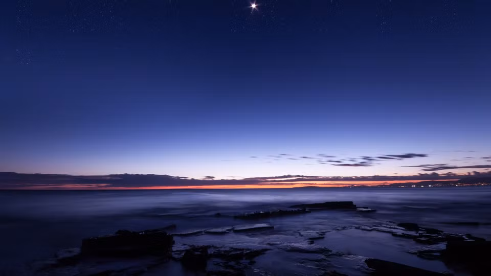 Phát hiện này củng cố giả thuyết rằng đại dương Trái Đất và Mặt Trăng là "nghĩa địa" của siêu tân tinh. (Ảnh: The Atlantic)