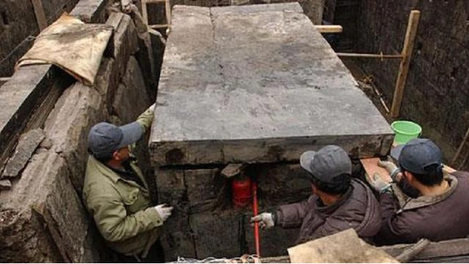 Ngôi mộ được cho là nơi yên nghỉ của một vị Miêu Vương, thu hút sự chú ý của các nhà khảo cổ từ những năm 1980.