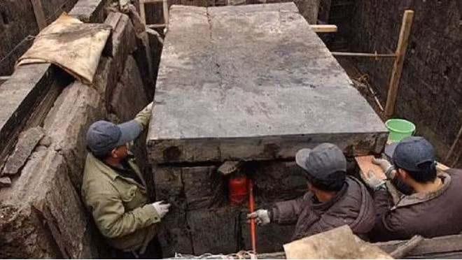 Ngôi mộ được cho là nơi yên nghỉ của một vị Miêu Vương, thu hút sự chú ý của các nhà khảo cổ từ những năm 1980.