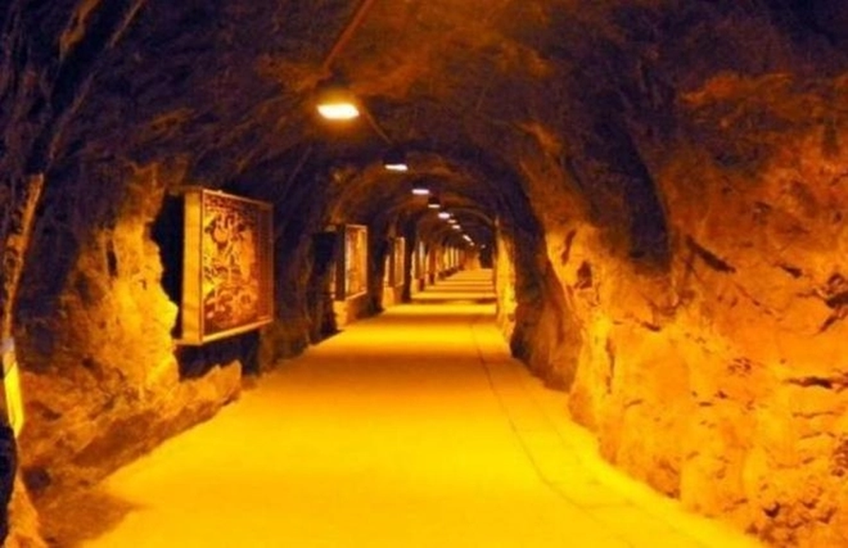 Tảng vàng khổng lồ này không chỉ có giá trị kinh tế to lớn mà còn mang một ý nghĩa đặc biệt đối với đất nước Trung Quốc. Ngay sau khi được đưa lên mặt đất, tảng vàng đã được đặt tại lối vào Công viên mỏ quốc gia Trung Quốc, biến nơi này thành một điểm tham quan thu hút hàng ngàn du khách mỗi năm. (Ảnh: Thương hiệu và công luận)