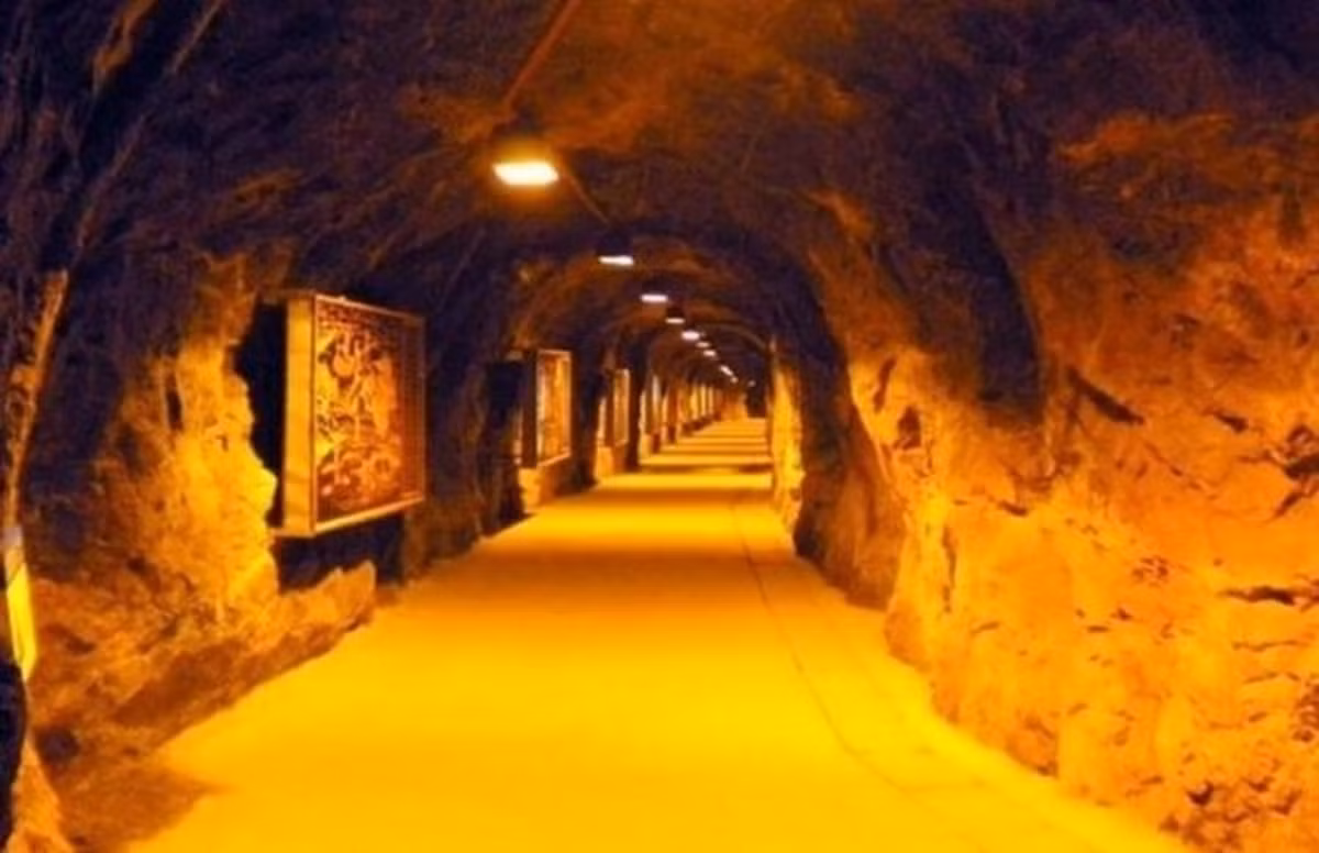 Tảng vàng khổng lồ này không chỉ có giá trị kinh tế to lớn mà còn mang một ý nghĩa đặc biệt đối với đất nước Trung Quốc. Ngay sau khi được đưa lên mặt đất, tảng vàng đã được đặt tại lối vào Công viên mỏ quốc gia Trung Quốc, biến nơi này thành một điểm tham quan thu hút hàng ngàn du khách mỗi năm. (Ảnh: Thương hiệu và công luận)