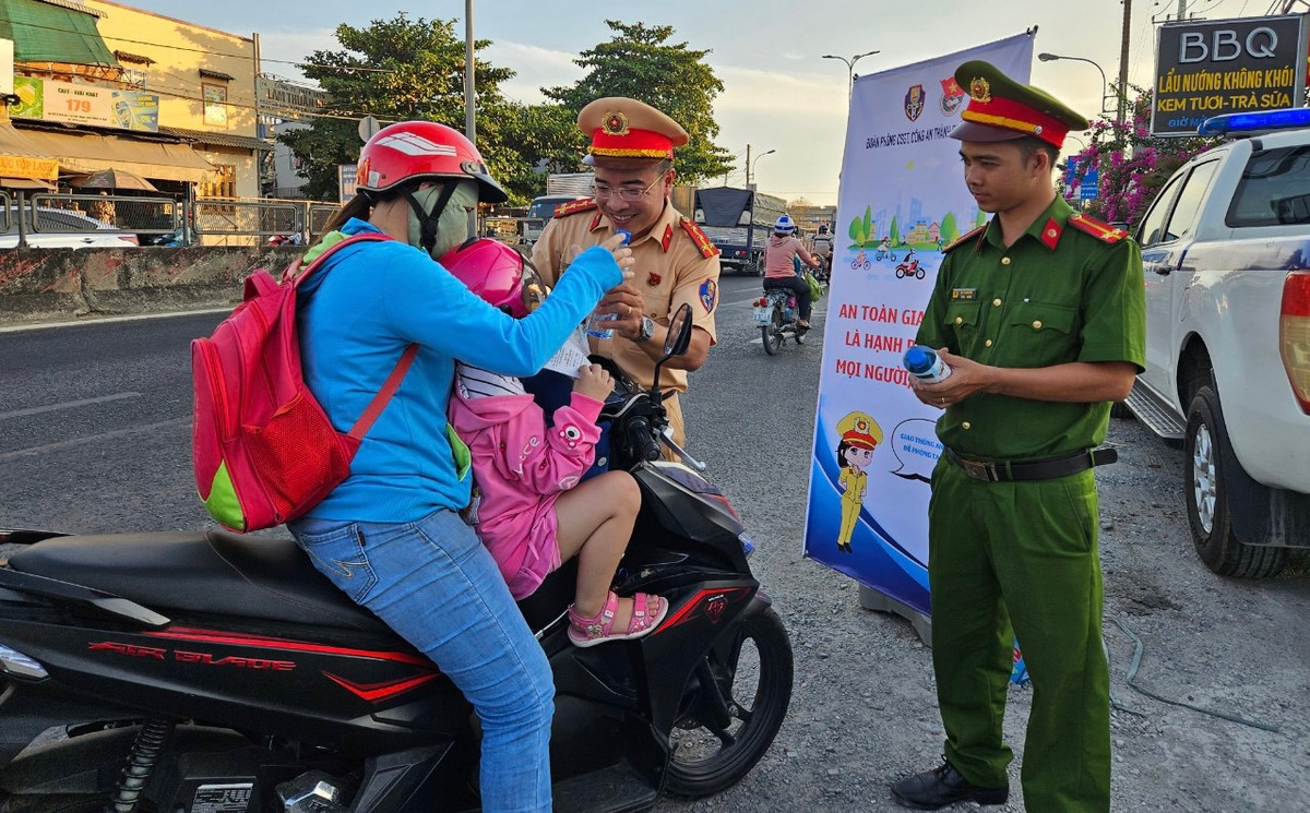 Nhiều trẻ nhỏ được CSGT tặng mũ bảo hiểm chất lượng để đồng hành cùng cha mẹ về quê đón lễ.