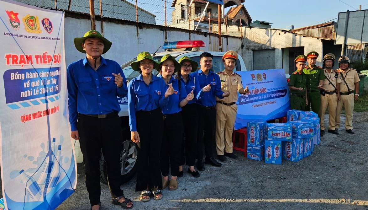 Nắm bắt được tình hình đi lại của bà con tăng đột biến, đồng thời góp sức giúp người dân phần nào "giải nhiệt", lực lượng Cảnh sát giao thông (CSGT) Trạm Tân Túc (Phòng CSGT Công an TP HCM - đơn vị đảm trách nhiệm vụ tuần tra, kiểm soát giao thông tuyến QL1) đã phối hợp với Đoàn xã, Công an xã Bình Chánh (huyện Bình Chánh, TP HCM) chuẩn bị 2000 chai nước suối, khăn lạnh và tờ rơi tuyên truyền an toàn giao thông để phát tận tay người tham gia giao thông.
