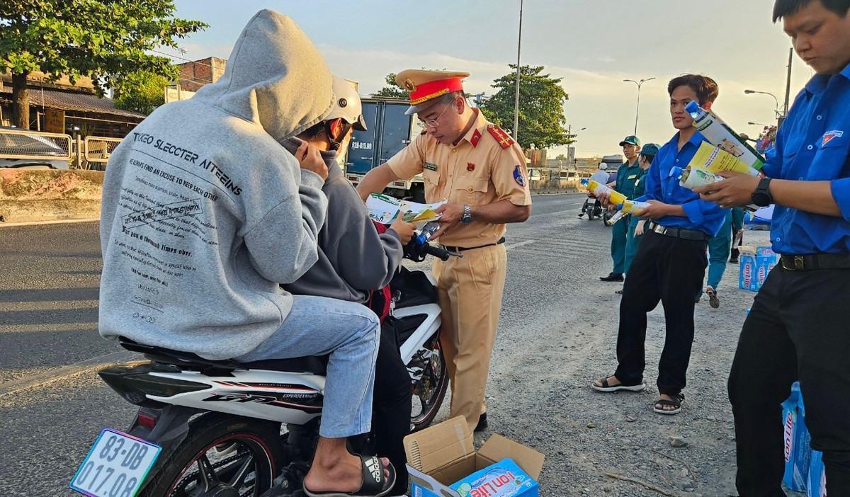 Người dân về quê các tỉnh Miền Tây được tặng nước suối, khăn lạnh và còn được nhắc nhở, tuyên truyền an toàn hành trình hàng trăm cây số về quê nghỉ lễ lớn cùng gia đình, người thân.