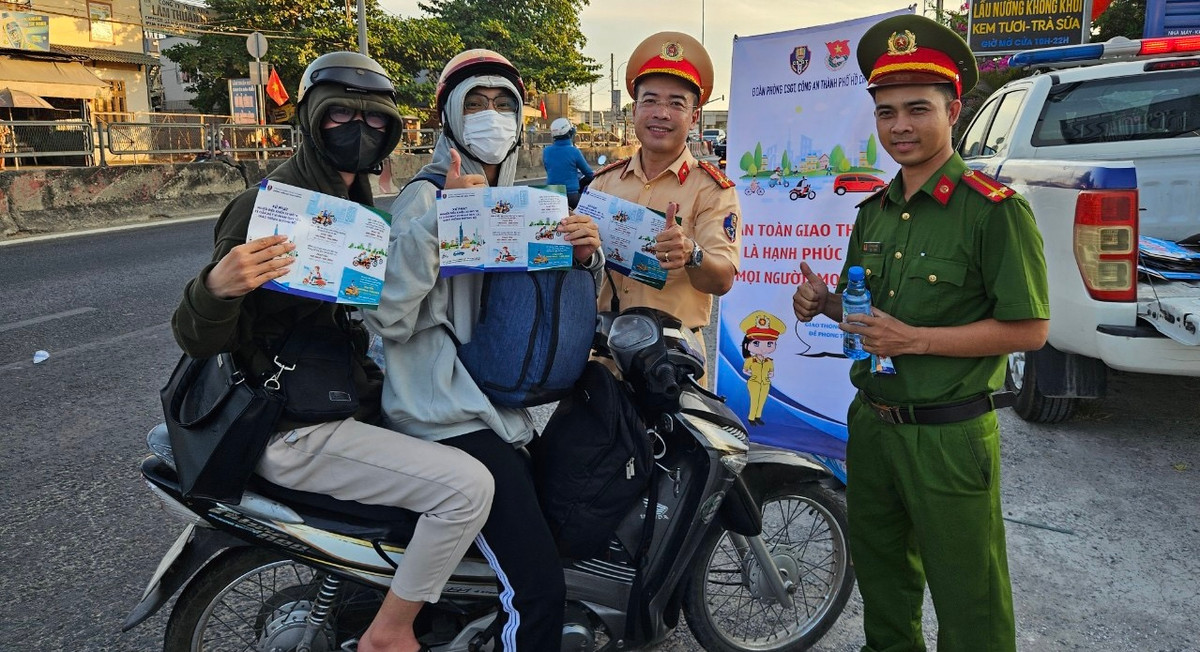 "Đã thành thông lệ, những dịp lễ hay Tết về quê với người thân, khi ngang đến cửa ngõ Sài Gòn đều nhận được tấm lòng hết sức trân quý của CSGT và lực lượng địa phương. Đó như món quà ý nghĩa để chúng tôi làm niềm vui, sự may mắn trên dặm đường dài", anh Phan Thanh Âu, quê tỉnh An Giang chia sẻ.