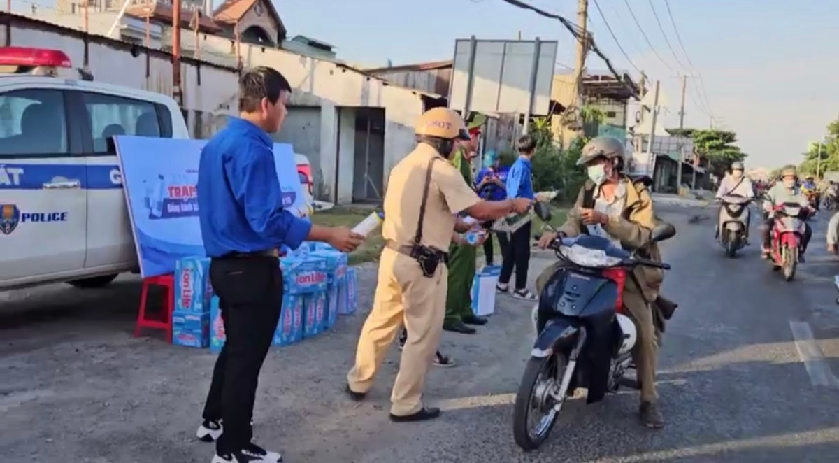 Cuối giờ làm việc chiều nay 26/4, nắng nóng vẫn còn gay gắt, nhiệt độ ngoài trời lên đến gần 40 độ C, nhưng hàng vạn người dân ở các tỉnh Miền Tây đã tấp nập đi xe máy về quê để nghỉ 5 ngày lễ 30/4 và 1/5.