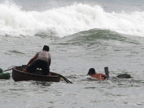 Lat thuyen thung, mot ngu dan tu vong tren vung bien Truong Sa