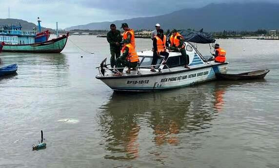 No luc tim kiem hai vo chong mat tich tren song Da Nong