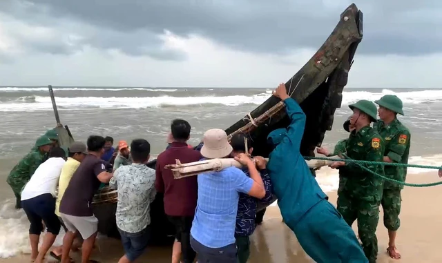 Kip thoi ung cuu 3 ngu dan Quang Tri gap nan tren bien