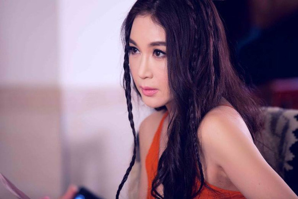 Trò chuyện về dự án âm nhạc sắp tới của mình, Ôn Bích Hà tiết lộ cô sẽ lên sân khấu với những trang phục tạo ấn tượng cho khán giả. Khi được hỏi ông xã có ủng hộ việc vợ ăn mặc gợi cảm quá hay không, cô nói chồng luôn là chỗ dựa tuyệt vời nhất cho cô trong công việc.