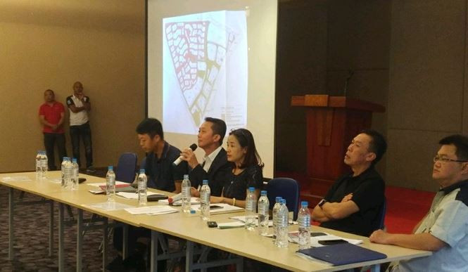 Ban lãnh đạo GMDL tại buổi đối thoại với cư dân. Ảnh: Tiền Phong.