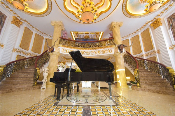 Căn biệt thự nằm ở quận 2, sát sông Sài Gòn là món quà Lý Nhã Kỳ tự thưởng cho mình sau hơn 10 năm hoạt động kinh doanh. Nhìn từ bên ngoài, công trình kiến trúc nổi bật với gam màu trắng. Từ một ngôi nhà mua lại, cô đã mất hai năm để sửa, thiết kế lại toàn bộ. Ảnh: Vietnamnet.