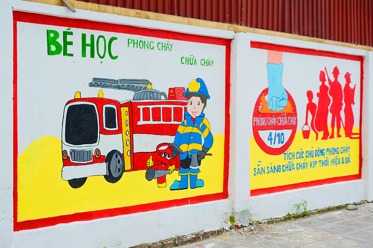 Theo tìm hiểu, hoạt động vẽ tranh bích họa trên được đoàn thanh niên Học viện Công nghệ Bưu chính viễn thông phối hợp cùng Đoàn thanh niên phường Mỗ Lao (quận Hà Đông) lên kế hoạch thực hiện khi nhận thấy sự nhếch nhác của những bức tường đoạn tại đây gây ra cảnh mất mỹ quan.