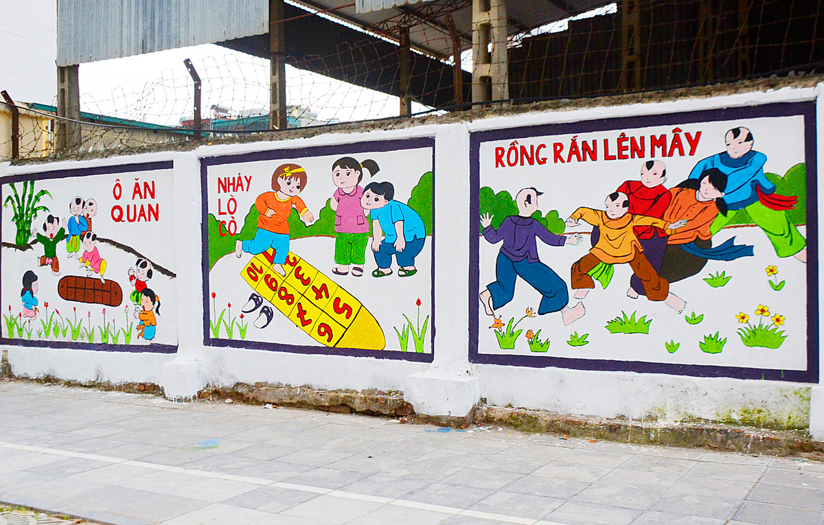 Bên cạnh đó là các tranh bích họa chủ đề về trò chơi dân gian được vẽ vô cùng sống động.