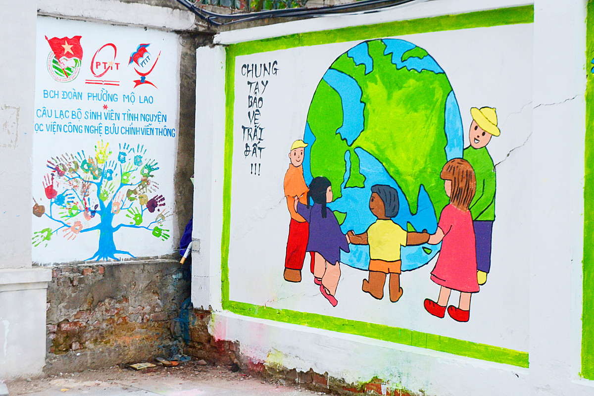 Ngoài ra tên những bức tường cũ kỹ còn được vẽ những bức tranh tuyên truyền về bảo vệ môi trường...