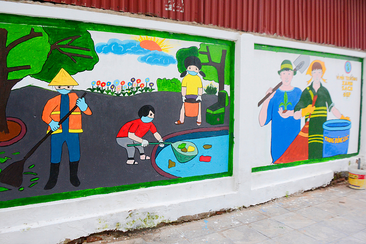 Trong những bức tranh bích họa sinh động này, có nhiều tranh tuyên truyền về việc thu gom rác thải...