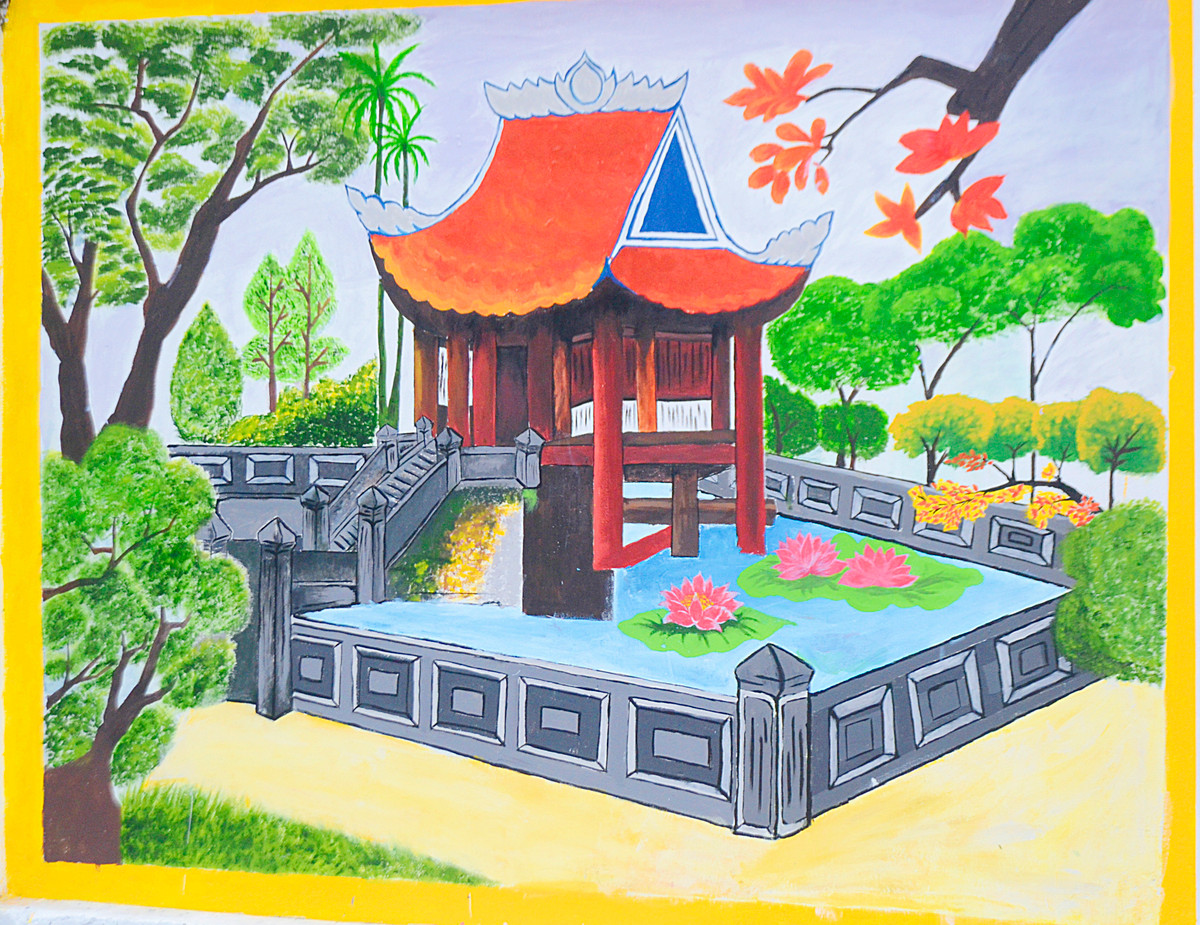 Ngoài ra, những bức tường cũ kỹ còn được tô điểm bằng những bức tranh phong cảnh quê hương đất nước.