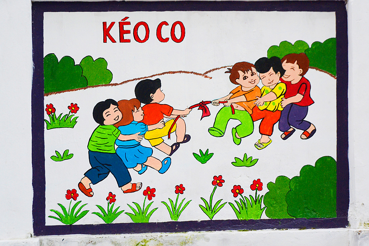 Như trò chơi kéo co, chơi ô ăn quan, nhảy lò cò...