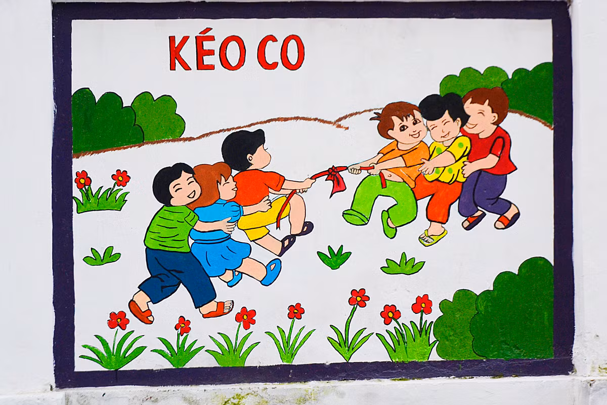 Như trò chơi kéo co, chơi ô ăn quan, nhảy lò cò...