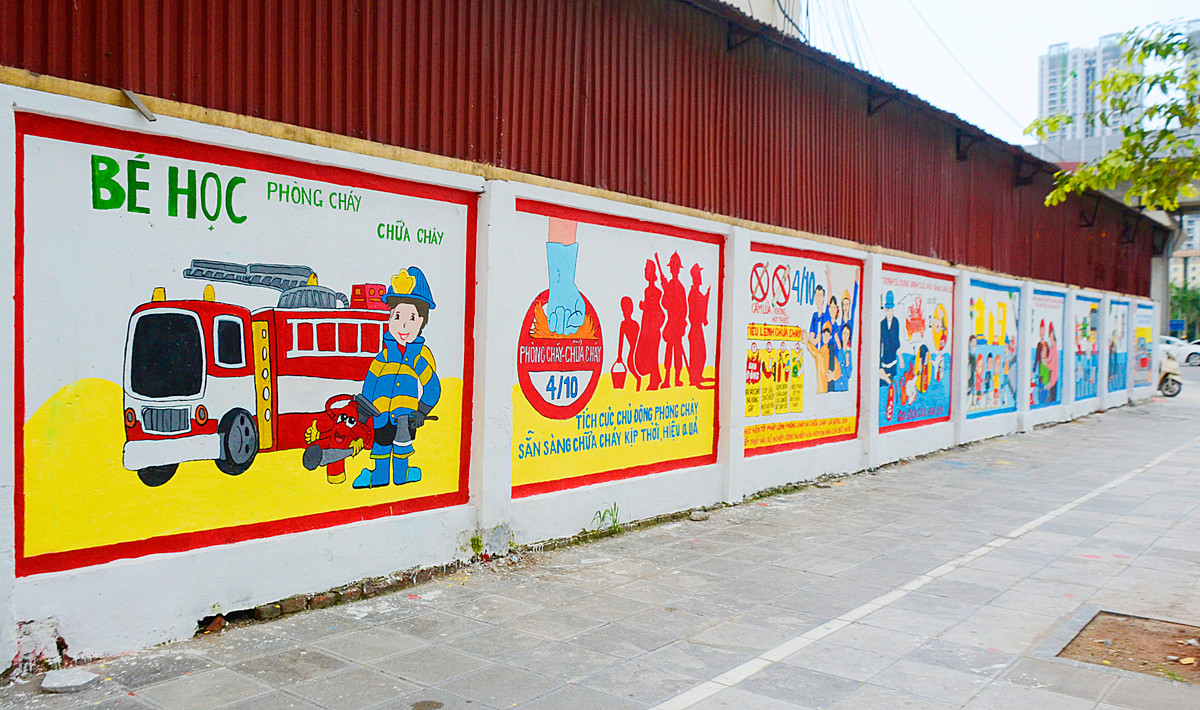 Những ngày gần đây, khi đi qua con phố Mỗ Lao, nhiều người đi đường tỏ ra thích thú khi những bức tường cũ kỹ, bạc màu với những đống rác thải đổ bừa bãi trước đó lại được thay "áo mới" hoàn toàn với những bức tranh bích họa đầy màu sắc.