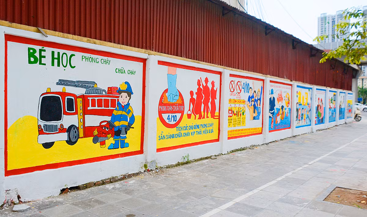 Ngam doan duong bich hoa ruc ro mau sac o Mo Lao