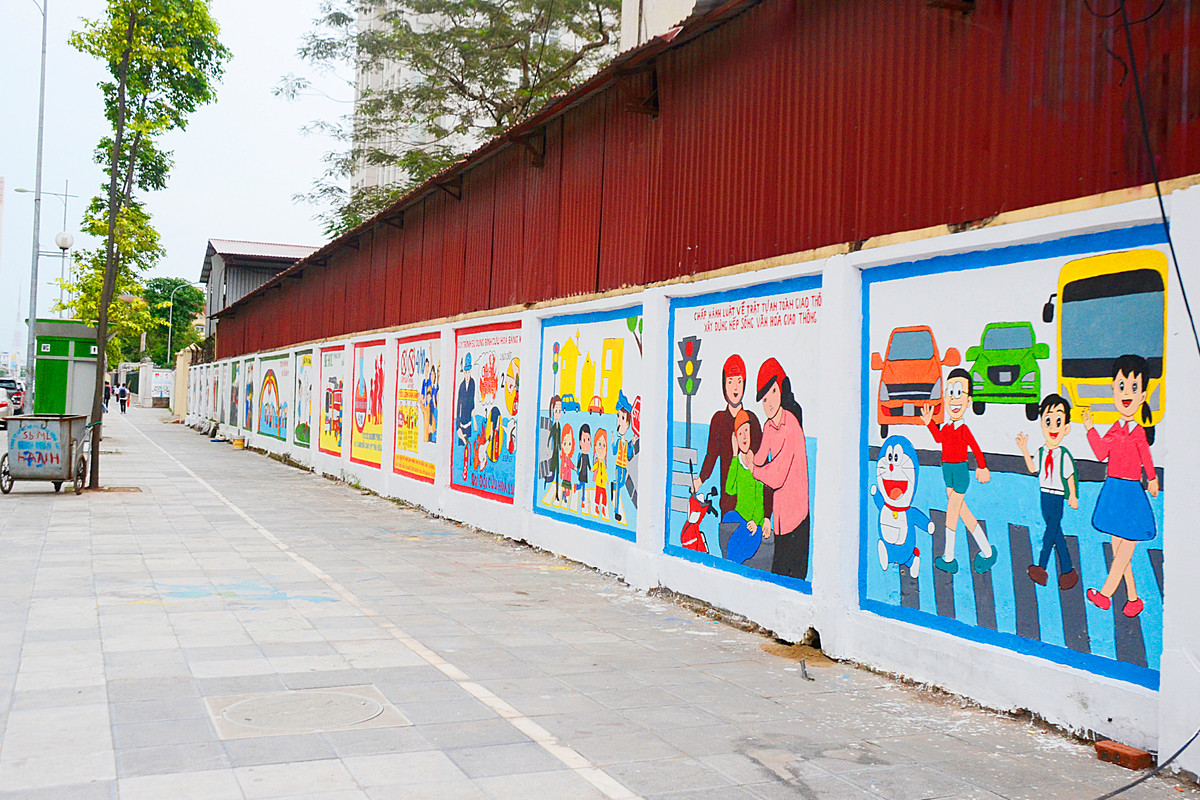 Ý tưởng của những tấm bích họa này lấy cảm hứng từ những trò chơi tuổi thơ, khung cảnh nông thôn... Tất cả biến đoạn đường này bỗng nhiên bừng sáng, đầy thi vị.