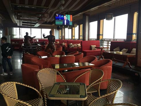 Trong dãy nhà nằm kề cạnh nhau, có khách sạn Triệu Ký Voòng cao đến 10 tầng, chứa 300 phòng khách nằm giữa ngã tư tiếp giáp giữa hai phường Hoàng Văn Thụ và Vĩnh Trại. Đây là nơi “đắc địa”, có giá bất động sản thuộc loại đắt nhất xứ Lạng với khoảng 100 triệu/m2. Ảnh: Tiền Phong.