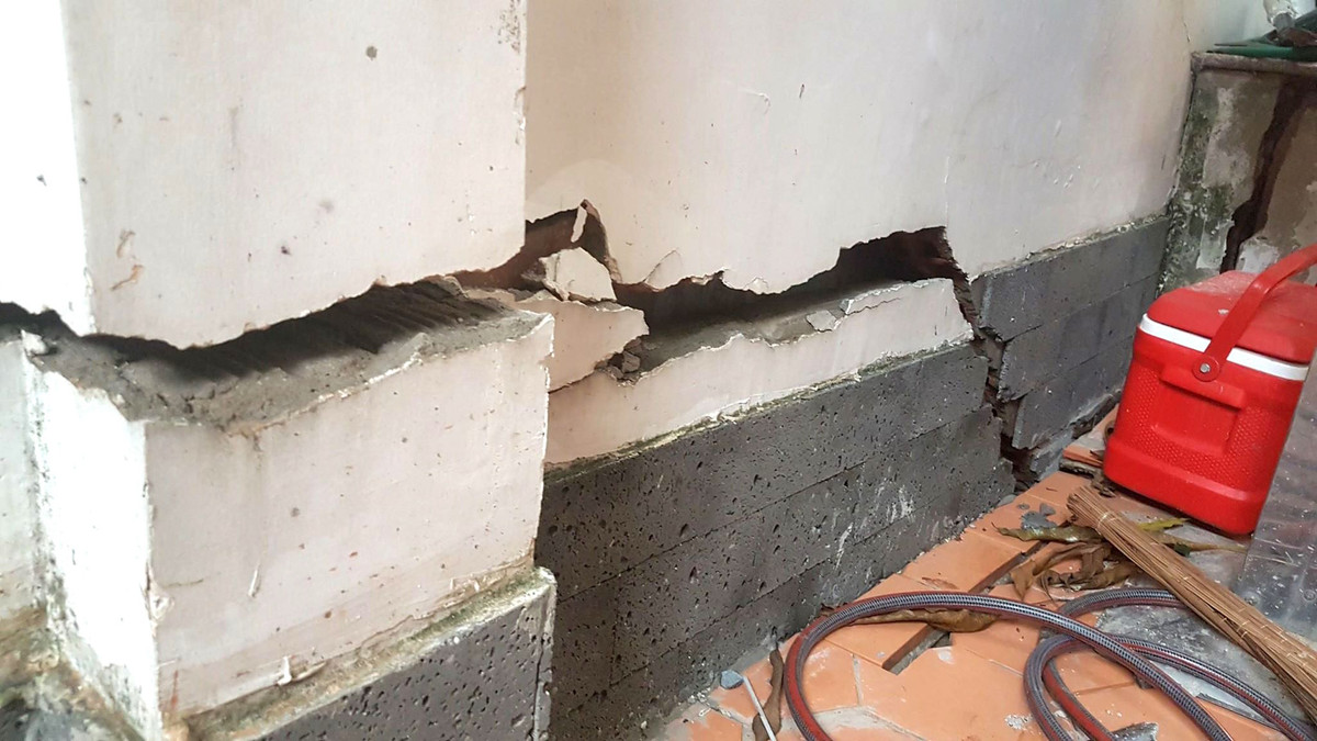 Những vết nứt dưới phần bên dưới có thể làm cho những ngôi nhà này sập bất cứ lúc nào. Ảnh: Dân việt.