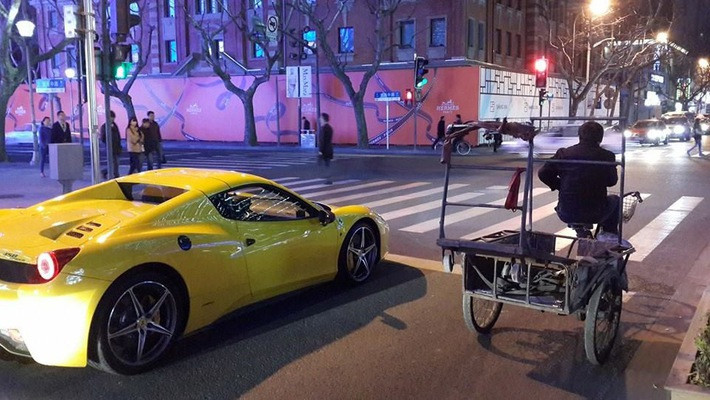 Siêu xe và xe ba gác trên đường phố ở Thượng Hải, Trung Quốc.