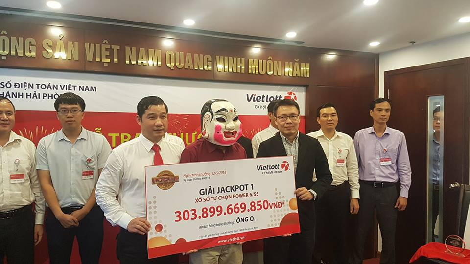 Ông Q là người Hà Nội, đã may mắn mua được chiếc vé "thần kỳ" trị giá 303.899.669.850 đồng.